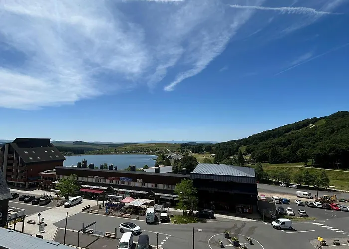 Rénové Au Cœur De Avec Balcon Et Parking Privé - Fr-1-814-81 * Super-Besse